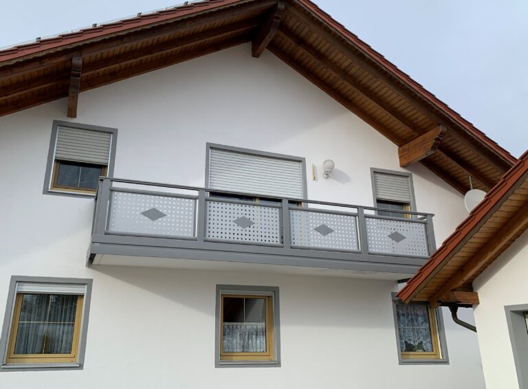 Balkongeländer Aluminium mit Lochblech