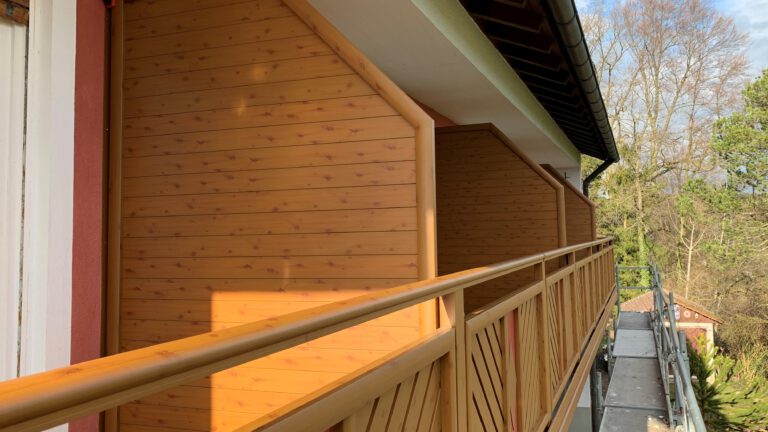 Sichtschutz aus Alu mit Holzdekor
