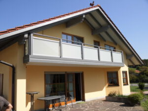 Balkon mit Glas