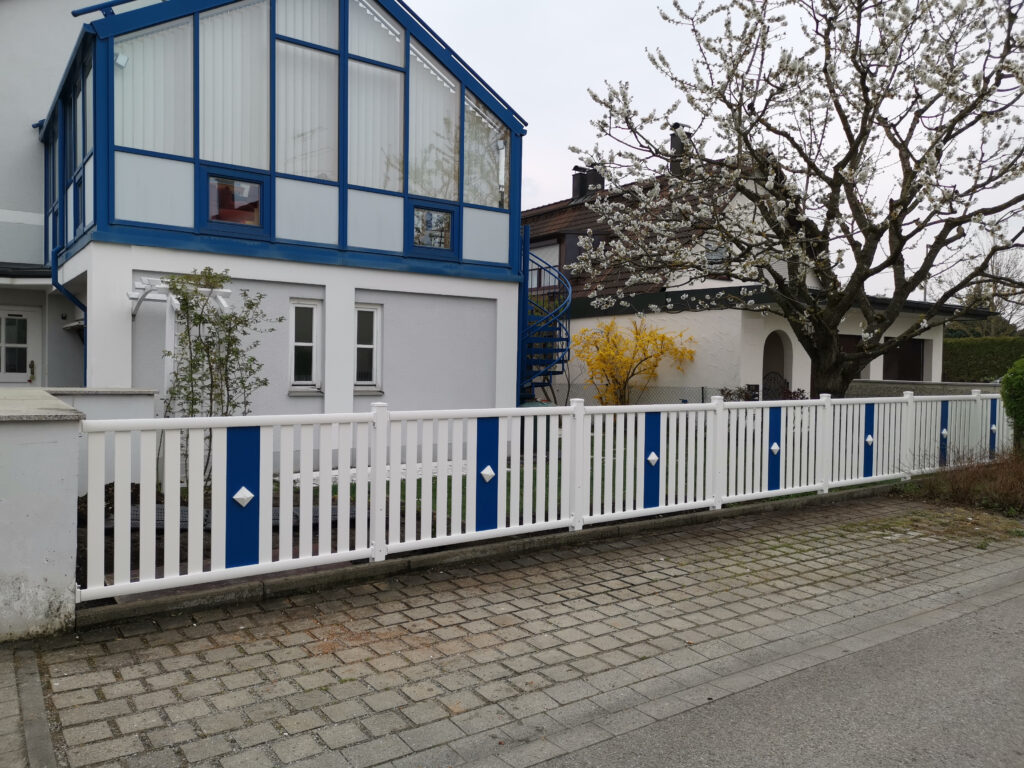 Aluzaun mit Dekorelementen