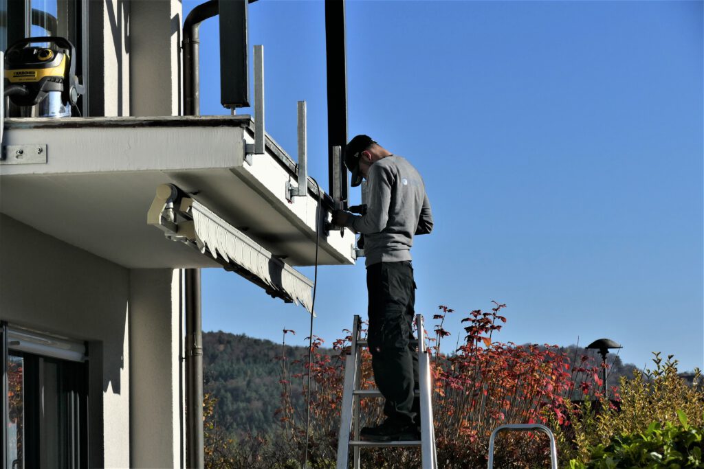 Monteur bei der Arbeit