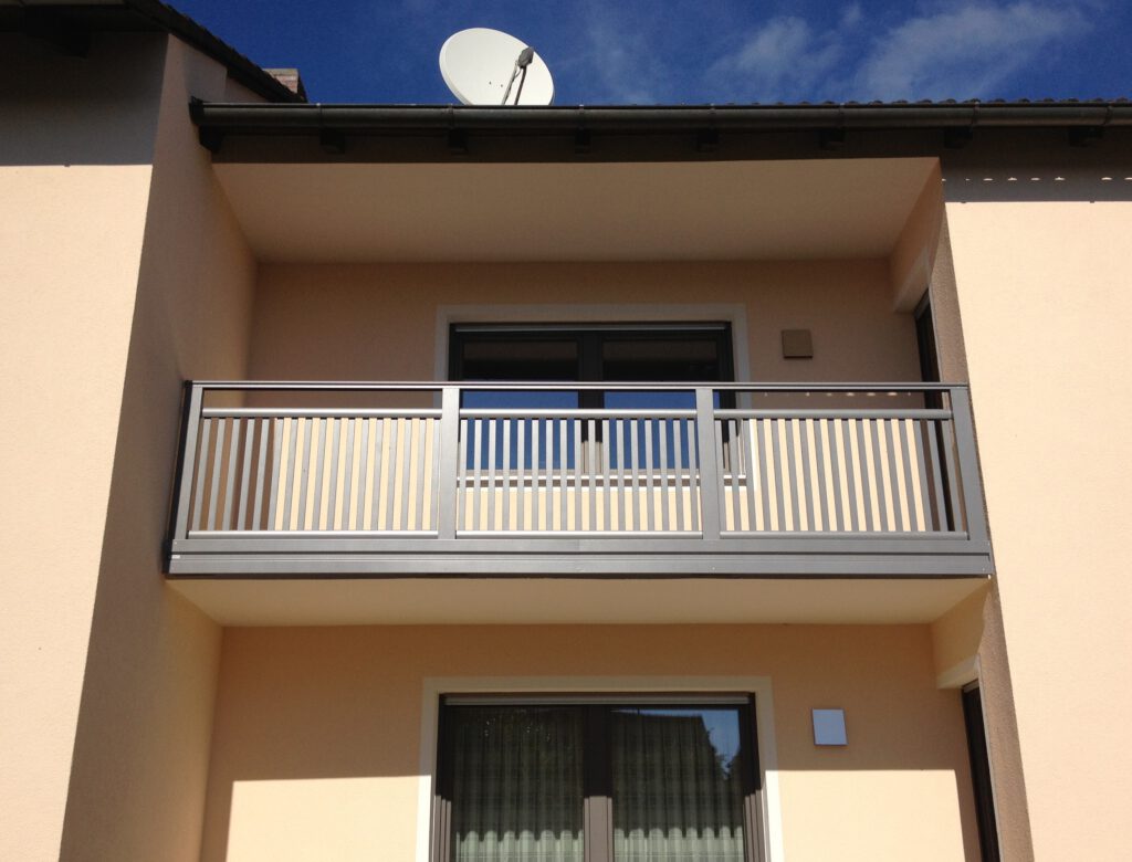 Alubalkon Helskinki graualuminium