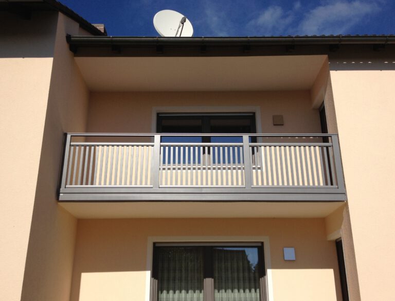 Alubalkon Helskinki graualuminium