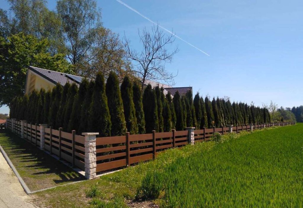 Aluzaun in Holzoptik Zwinger mit Sonderlattung