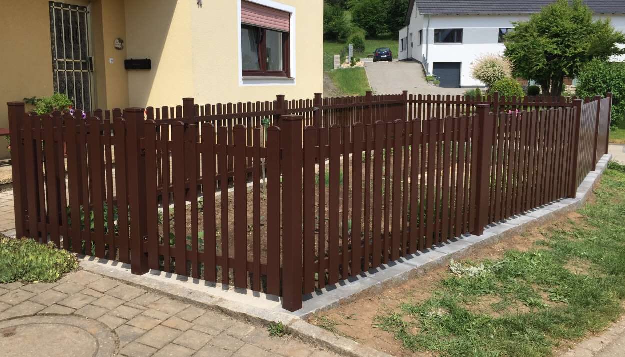 Gartenzaun aus Alu in braun