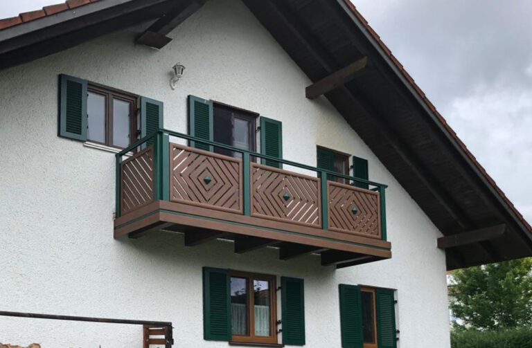 Balkon aus Aluminium in Holzoptik Golden Oak 3 mit Handlauf und Baluster in RAL 6005 moosgrün