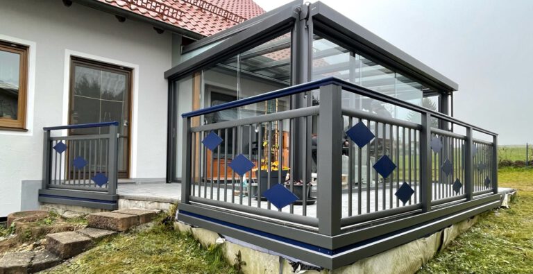 Alubalkon in modernem Design mit 2,5 cm breiter lattung und Dekorblechen